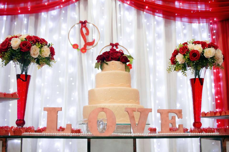 Talk about a Cake Table!