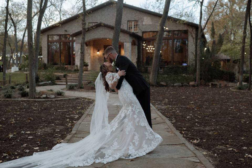 Bride & groom kissing