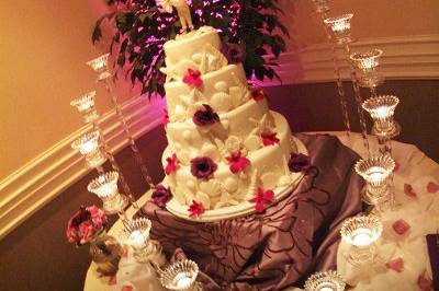 Candlelit wedding cake table