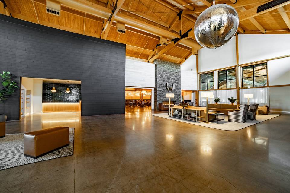 Cocktail hour lounge space