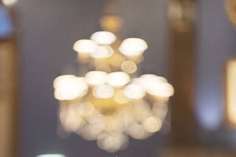 Reception cake with bokeh ligh