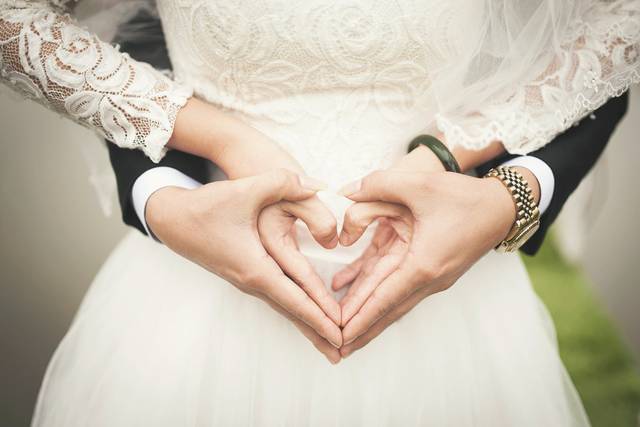 Love is in the air/heart hands