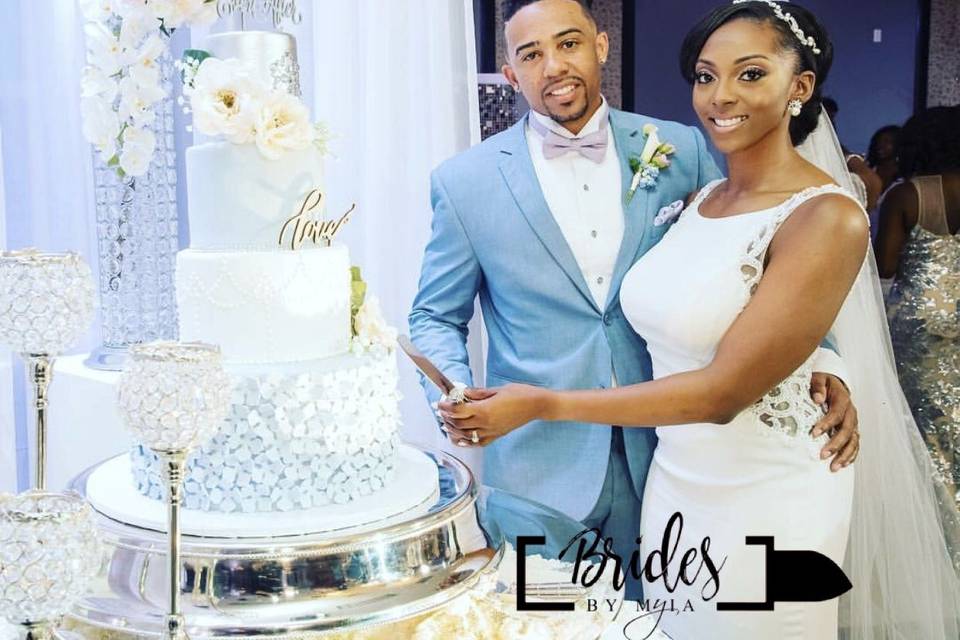 Cake cutting with the newlyweds