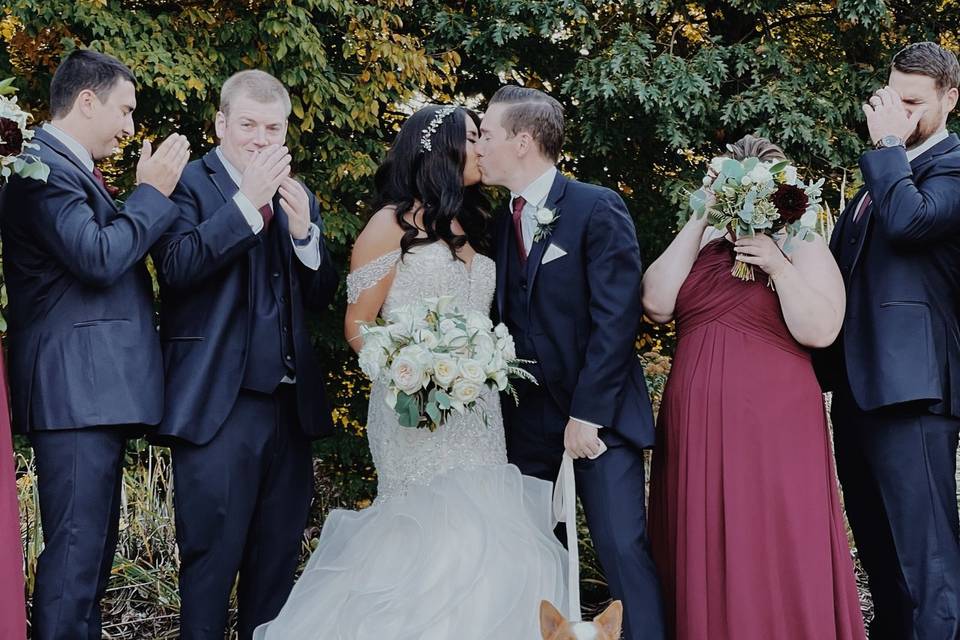 Wedding poses with a corgi!