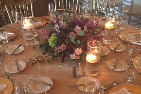 Gold table arrangements