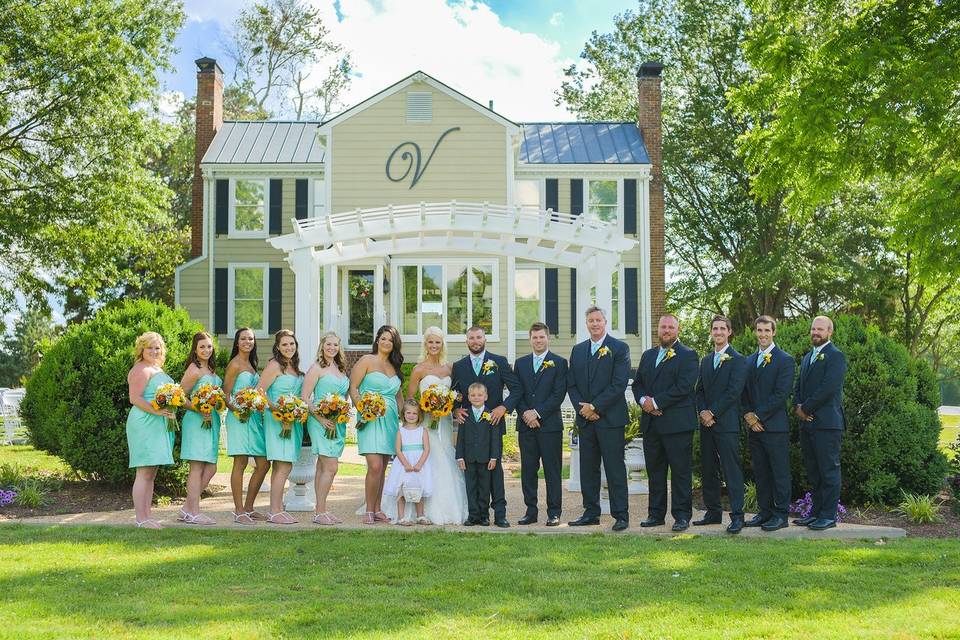 Newlyweds, bridesmaids, and groomsmen