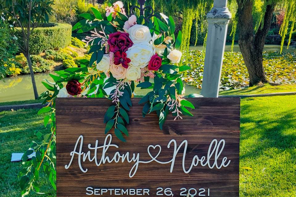 Wooden welcome sign with flowers