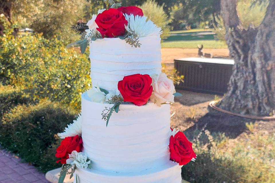 Red roses on cake