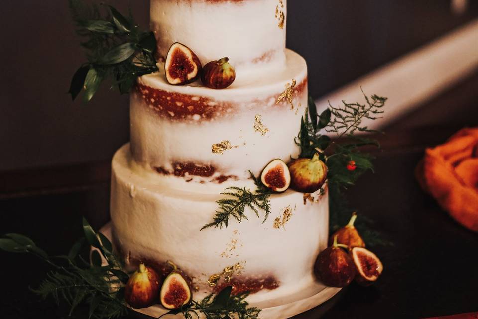 An elegant wedding cake