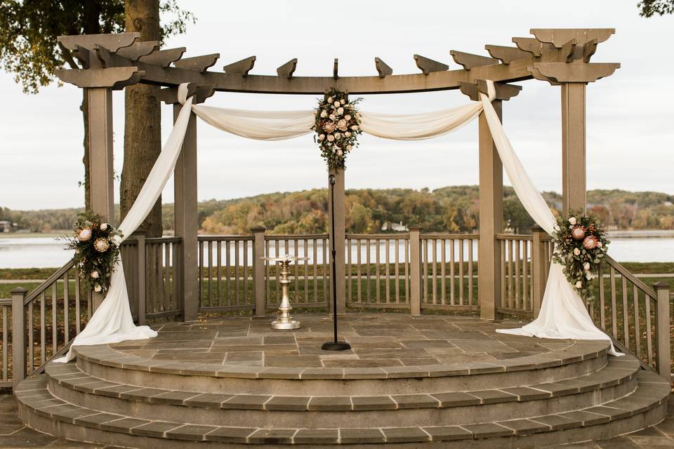 Ceremony-Pergola Floral