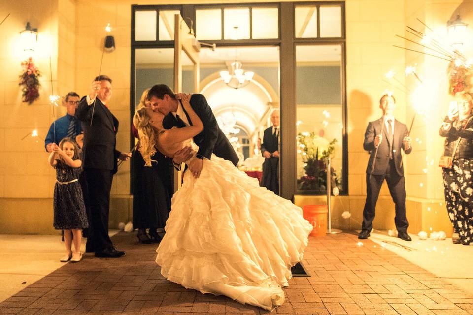 https://cdn0.weddingwire.com/vendor/159360/3_2/960/jpg/1525324873-5012b9ed2fe5092e-1515661640-c1a628615946e413-1515661639-3295514efc2370d7-151566.jpeg