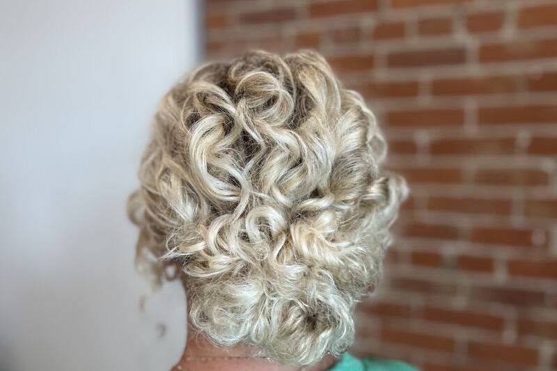 Riah Salon