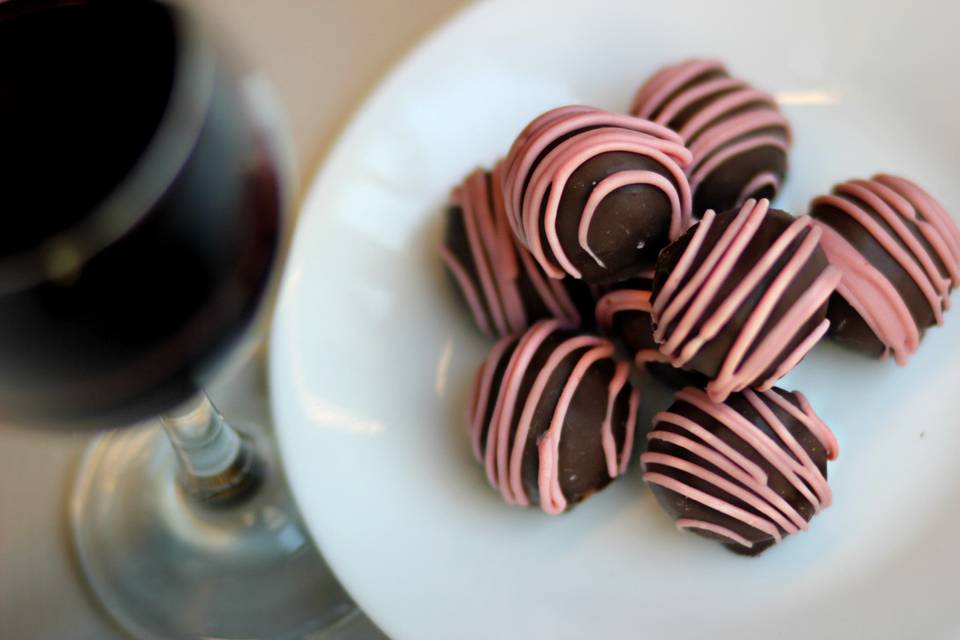 Red wine velvet cake balls