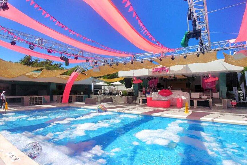 Enormous swimming pool