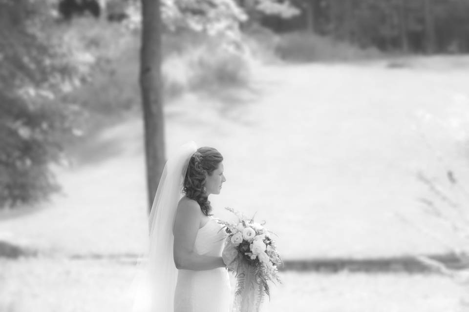 A quiet moment for the bride