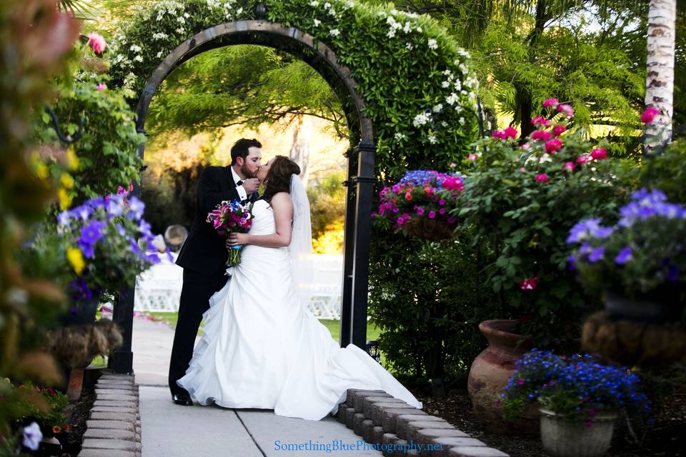 Kissing by the arch