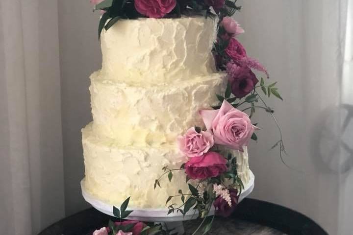 Buttercream and Live Flowers - Buttercream Stucco Effect