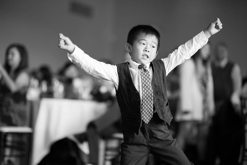 Guest dancing @ reception