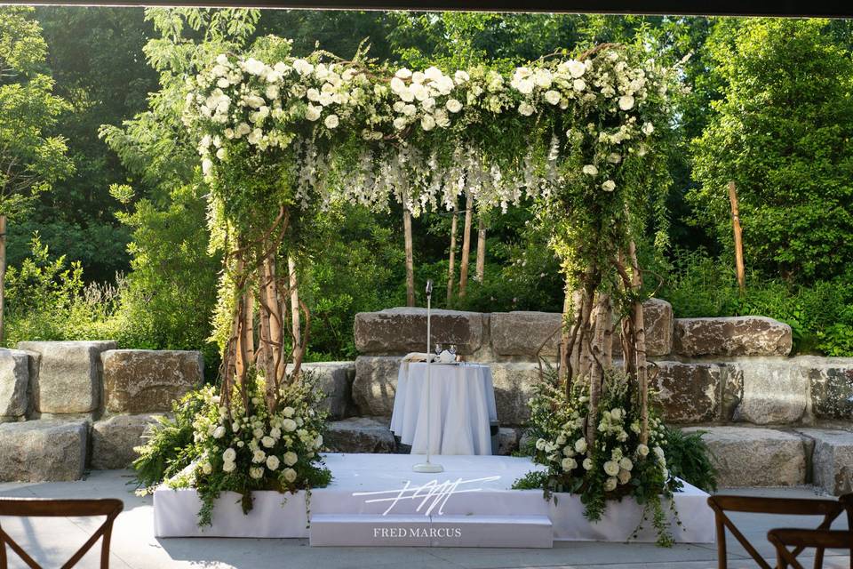 Lush chuppah