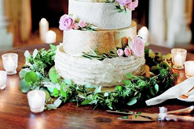 Gorgeous Klimt Kiss inspired wedding cake! Edible art!