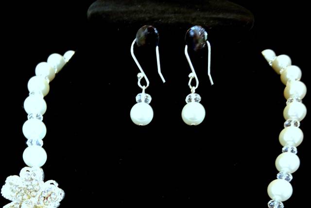 Elegant crystal and pearl necklace.  Very Parisian