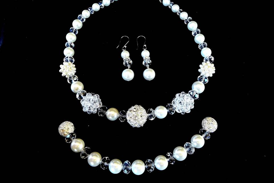 Elegant pearl and crystal matching necklace, bracelet and earrings.  Very sparkly and glitzy.  Enchanting!  Crystal magnetic clasps.