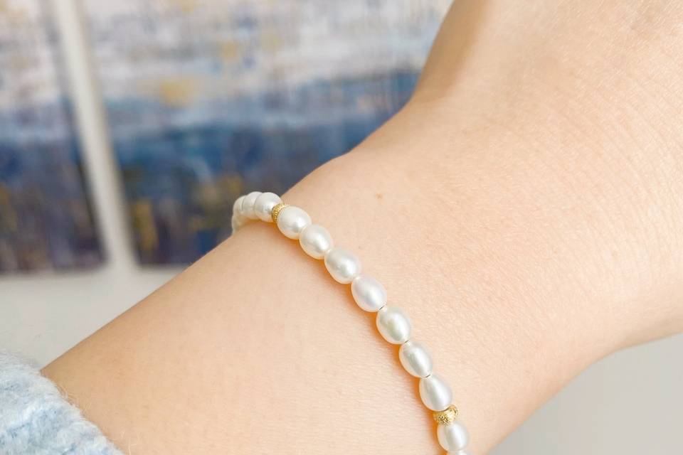 Simple pearl bracelet