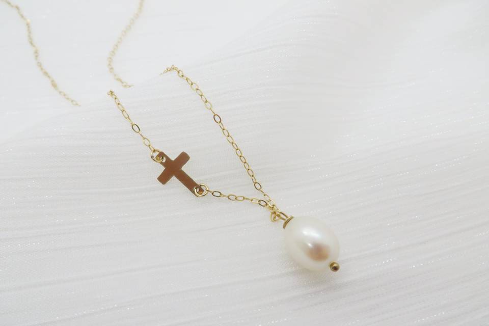 Cross pearl necklace
