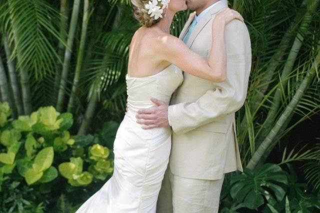 Couple kiss