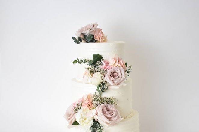 Round cake with pink flowers