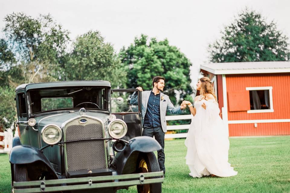 Vintage car + couple