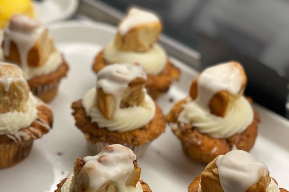 Cinnamon roll cupcakes