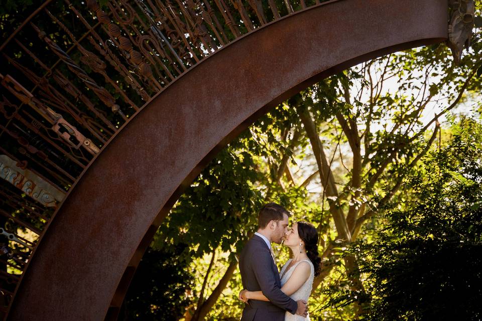 Kissing under the sculpture