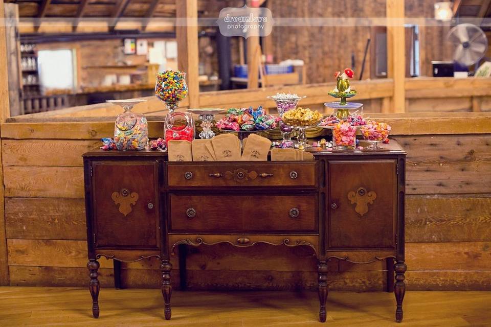 A candy table at Thr Round Barn Inn, Waitsfield.
photo: Dreamlove Photography
