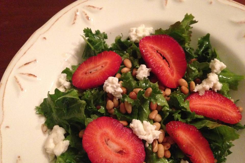 Strawberry salad with pine nuts