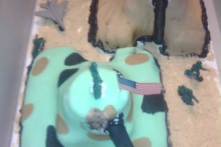 Military tanks cake