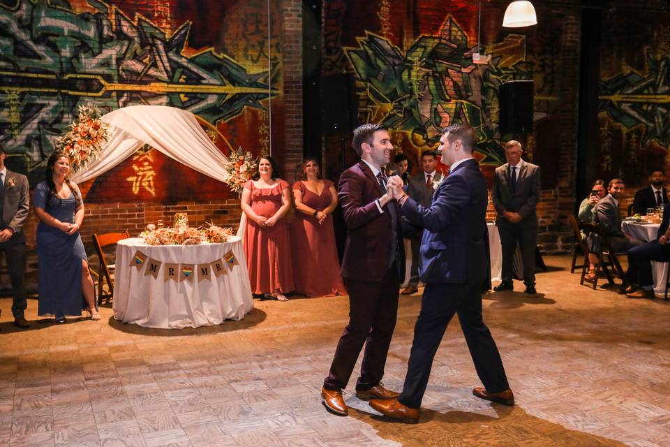 https://cdn0.weddingwire.com/vendor/164879/3_2/960/jpg/brian-colby-assembly-room-1st-dance_51_1978461-167224854595483.jpeg