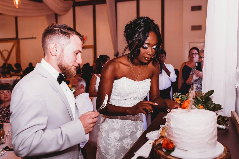 Cutting cake