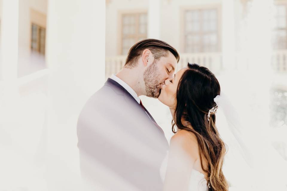 Veil kiss!