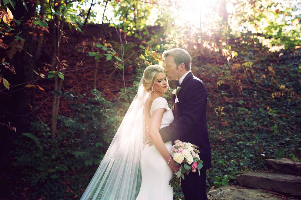 Temple kiss | Photo By: Kristen Mittlestedt