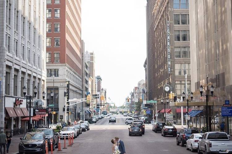 Street kiss | Photo by Wampler Photography