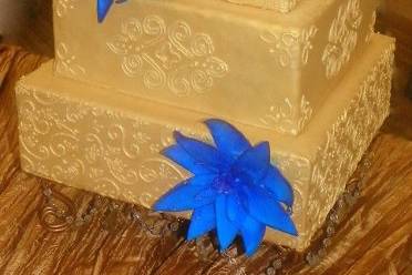 Golden Mehndi Cake
with Blue Lotus
modern
piping
indian
exotic
square
metallic