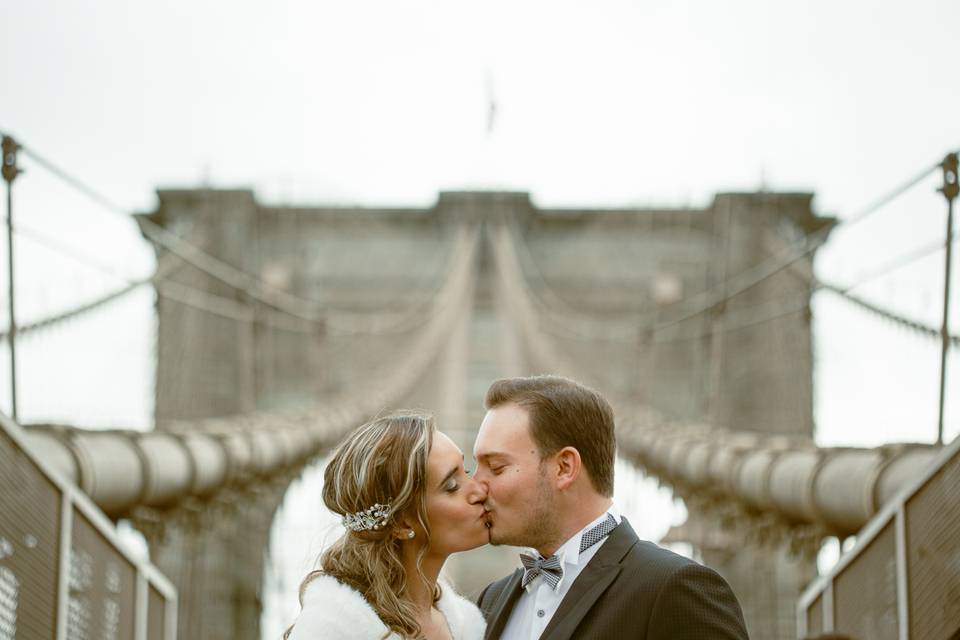 Brooklyn bridge kiss