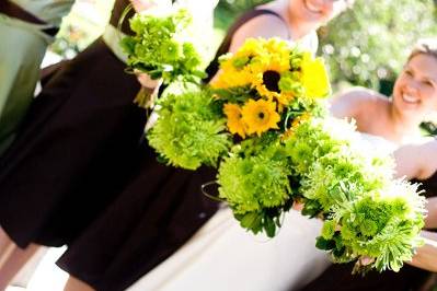 THE GIRLS HAD GREEN KERMIT MUMS, SPIDER MUMS, AND BEAR GRASS.. SO FRESH!
