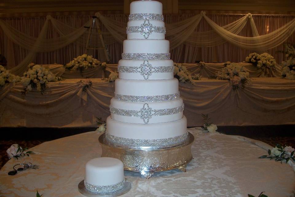 https://cdn0.weddingwire.com/vendor/167740/3_2/960/jpg/1421414042440-fondant-with-rhinestones.jpeg