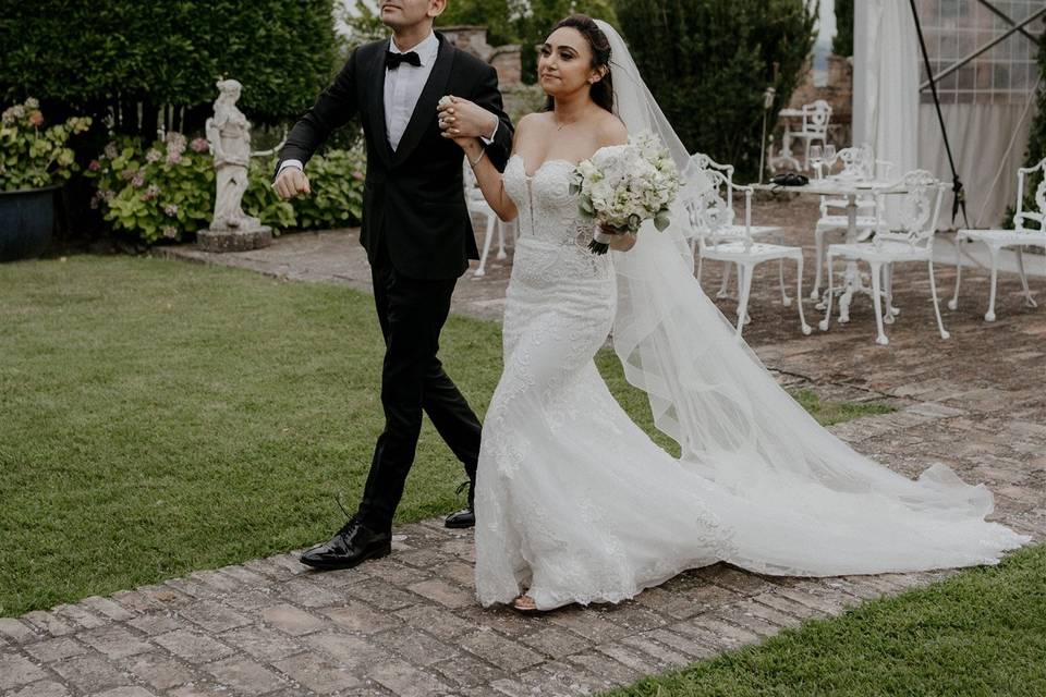 Bride and >Groom on the hills