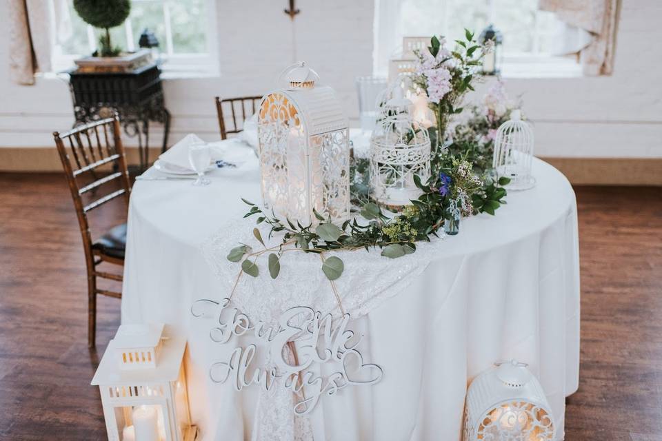 Delicate white table decor