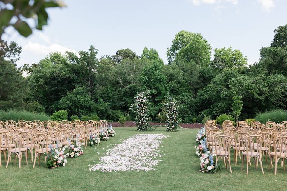 Outdoor lawn ceremony