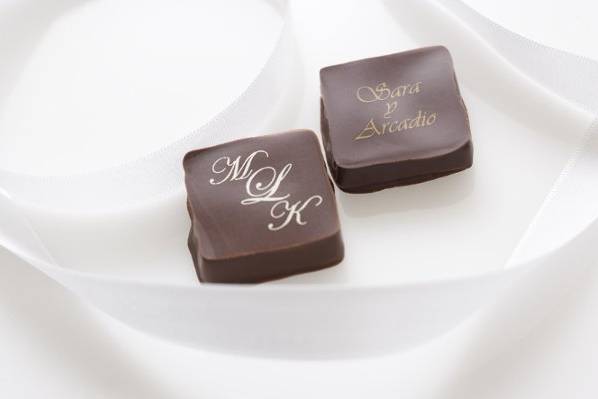 Customized chocolate wedding favors decorated with your name, wedding date or your own personal design. Made by Handmade Recchiuti in San Francisco. (1-, 2- and 4-pc boxes available)