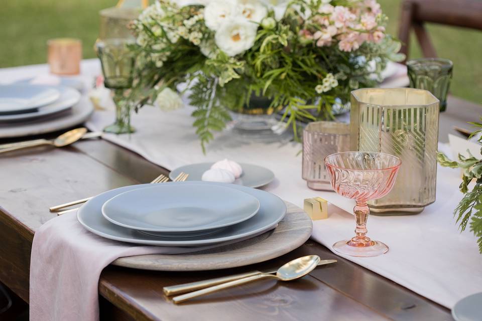 Feminine table setting